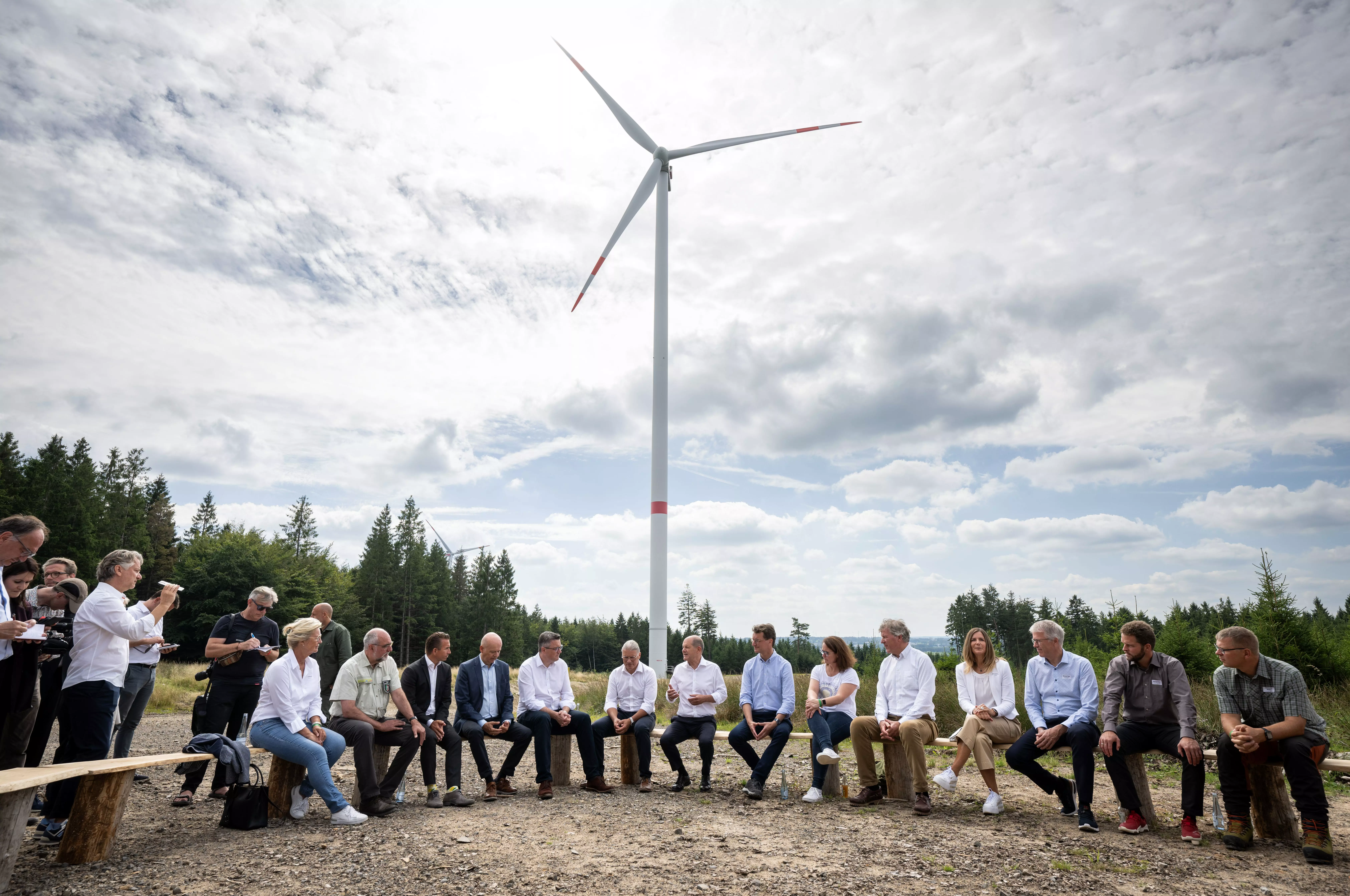 Die Verringerung der Abstände zwischen Wohngebieten und Windenergieanlagen in Nordrhein-Westfalen ist umstritten