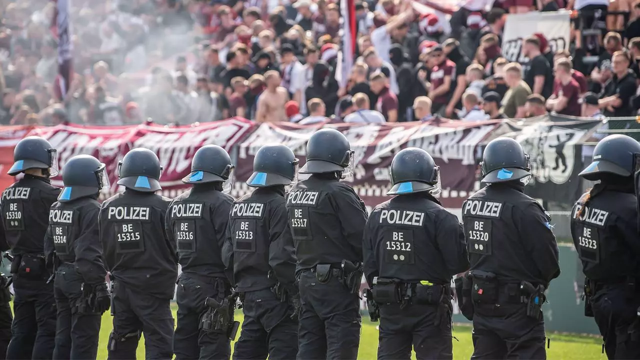 Gewaltorgie beim Regionalligaspiel: Über 150 Polizisten verletzt