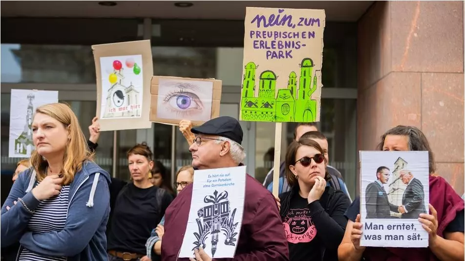 In Potsdam wurde das Symbol des Nationalsozia – DENAE