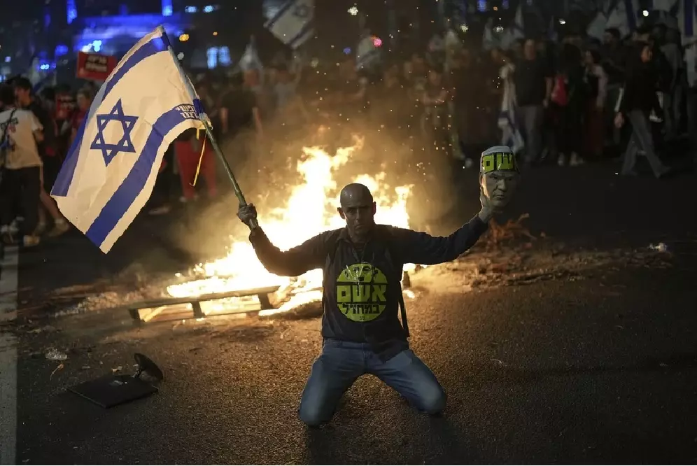 Entlassung des israelischen Verteidigungsministers: Proteste und Ausschreitungen in Tel Aviv